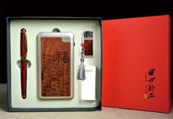 房地產(chǎn)開(kāi)盤(pán)禮品--紅木三件套禮品-移動(dòng)電源+筆+U盤(pán)